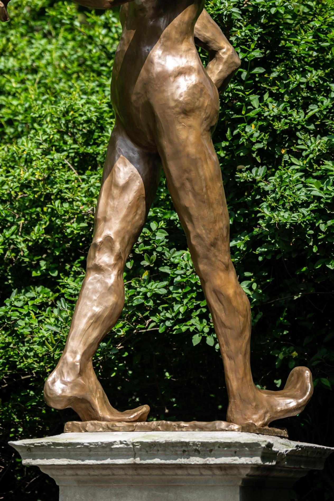 Kunstwerk 'Antipodo' van Iván Argote in het Stadspark in Antwerpen
