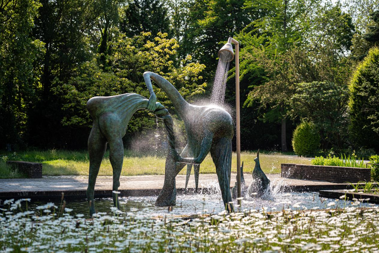 Nieuwe fonteinsculptuur 'Adrift' van Camille Henrot