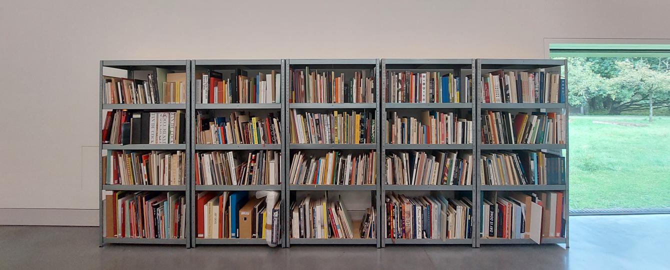 Boekenrek met publicaties 