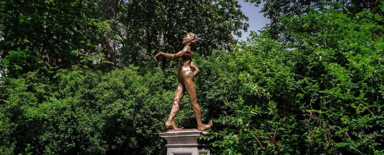 Kunstwerk 'Antipodo' van Iván Argote in het Stadspark in Antwerpen