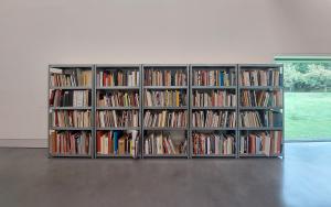 Boekenrek met publicaties 