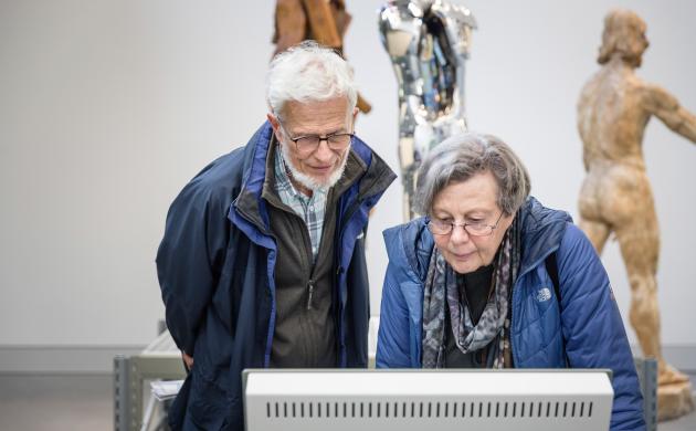 Mensen in het collectiepaviljoen