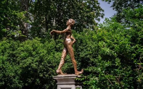 Kunstwerk 'Antipodo' van Iván Argote in het Stadspark in Antwerpen