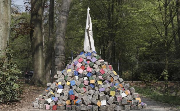 Pascale Marthine Tayou, La Paix des Braves (2019 / 2021)  © Copyright The Artist/De kunstenaar , Photo: Léonard Pongo, Courtesy Galleria Continua