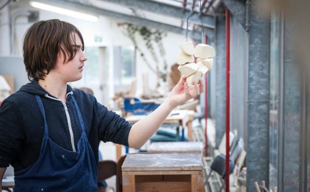 Jongen met een kunstwerk