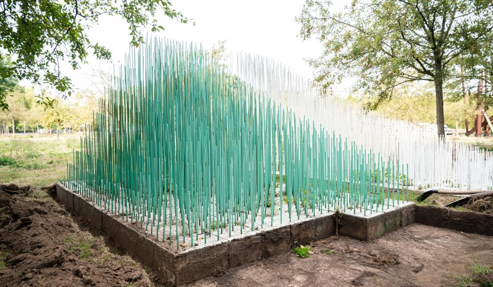 Verplaatsing van het werk 'Double Progression Vert et Blanc' van Jésus Rafael Soto