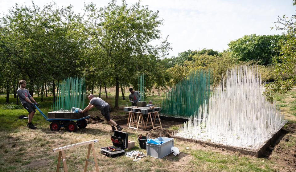 Verplaatsing van het werk 'Double Progression Vert et Blanc' van Jésus Rafael Soto