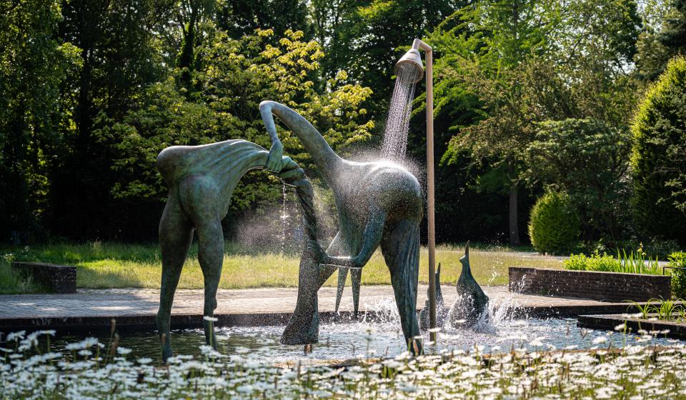 Nieuwe fonteinsculptuur 'Adrift' van Camille Henrot