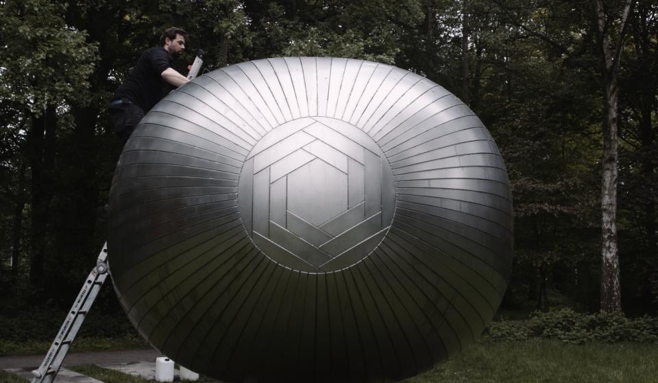Verhuis van 'Never Mind' van Richard Deacon